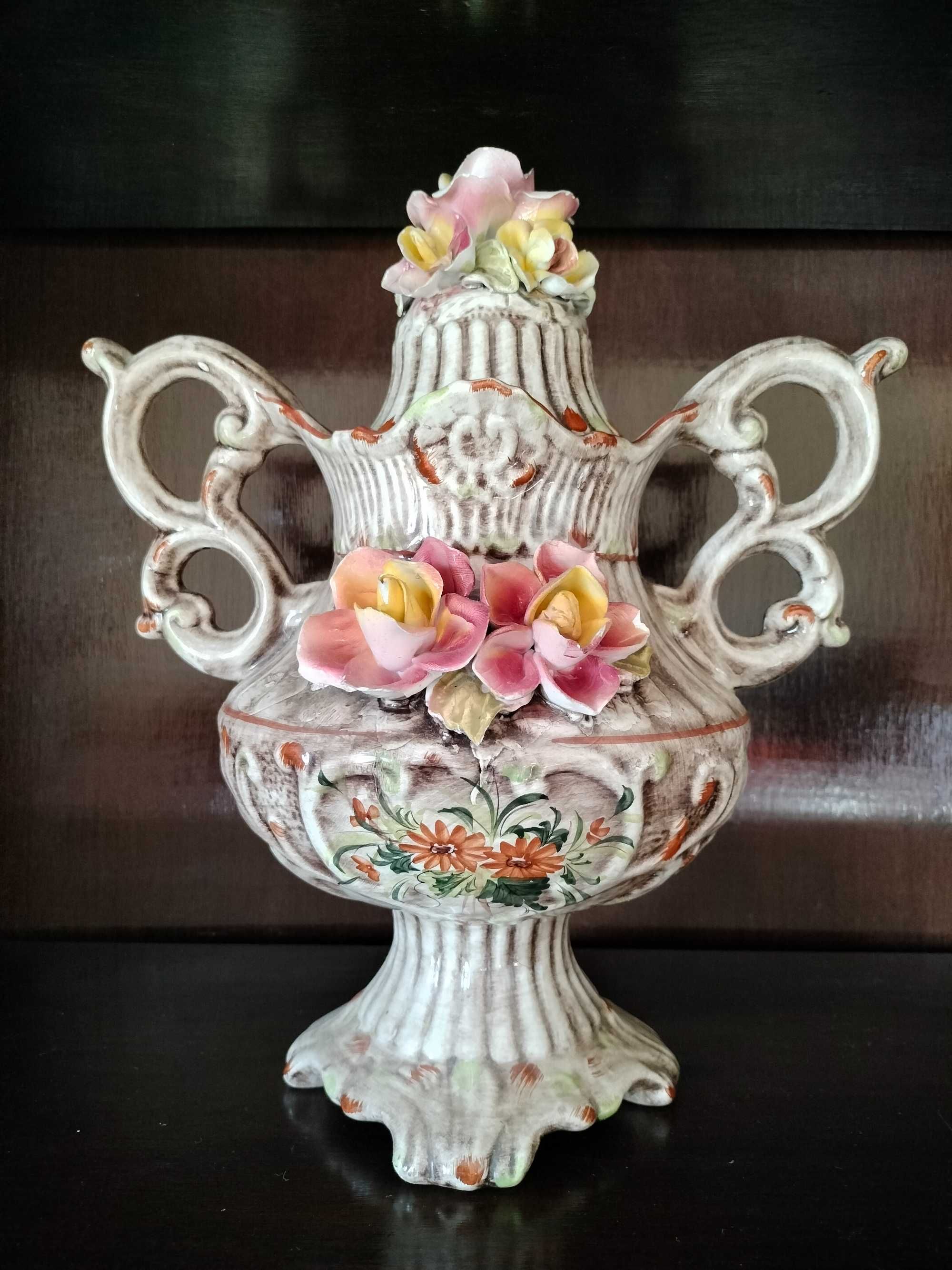 Jarro Capodimonte com detalhes florais delicados