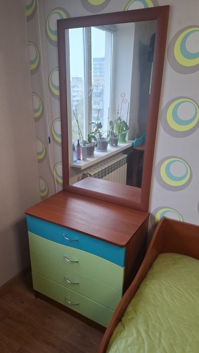 Набір меблів у дитячу кімнату + ліжко + матрац + комод + дзеркало.
