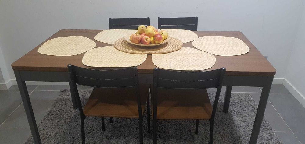 Mesa de jantar com 4 cadeiras com pouco tempo de uso