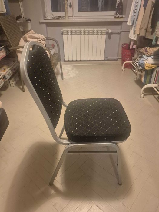 Kszesła na metalowym stelażu.