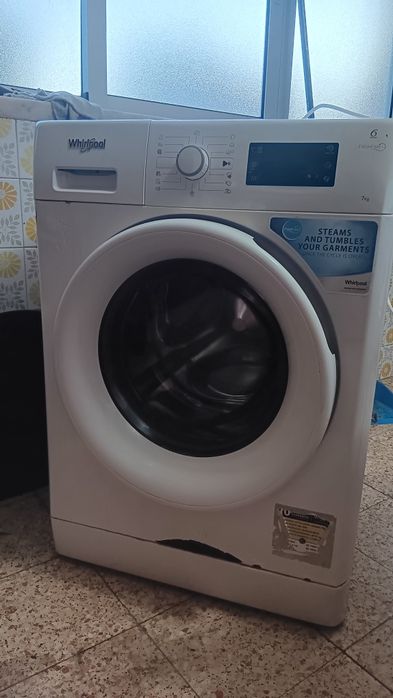 Vendo máquina de lavar roupa com fuga de água