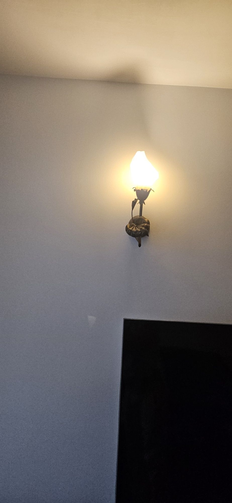 Oświetlenie 4 kinkiety plus żyrandol