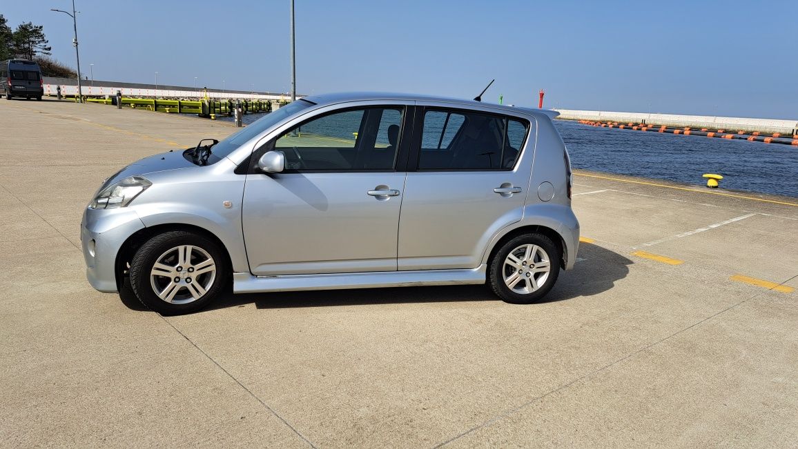 DAIHATSU SIRION. Toyota Yaris  5L /100km 1.3 klima. PT rok, OC