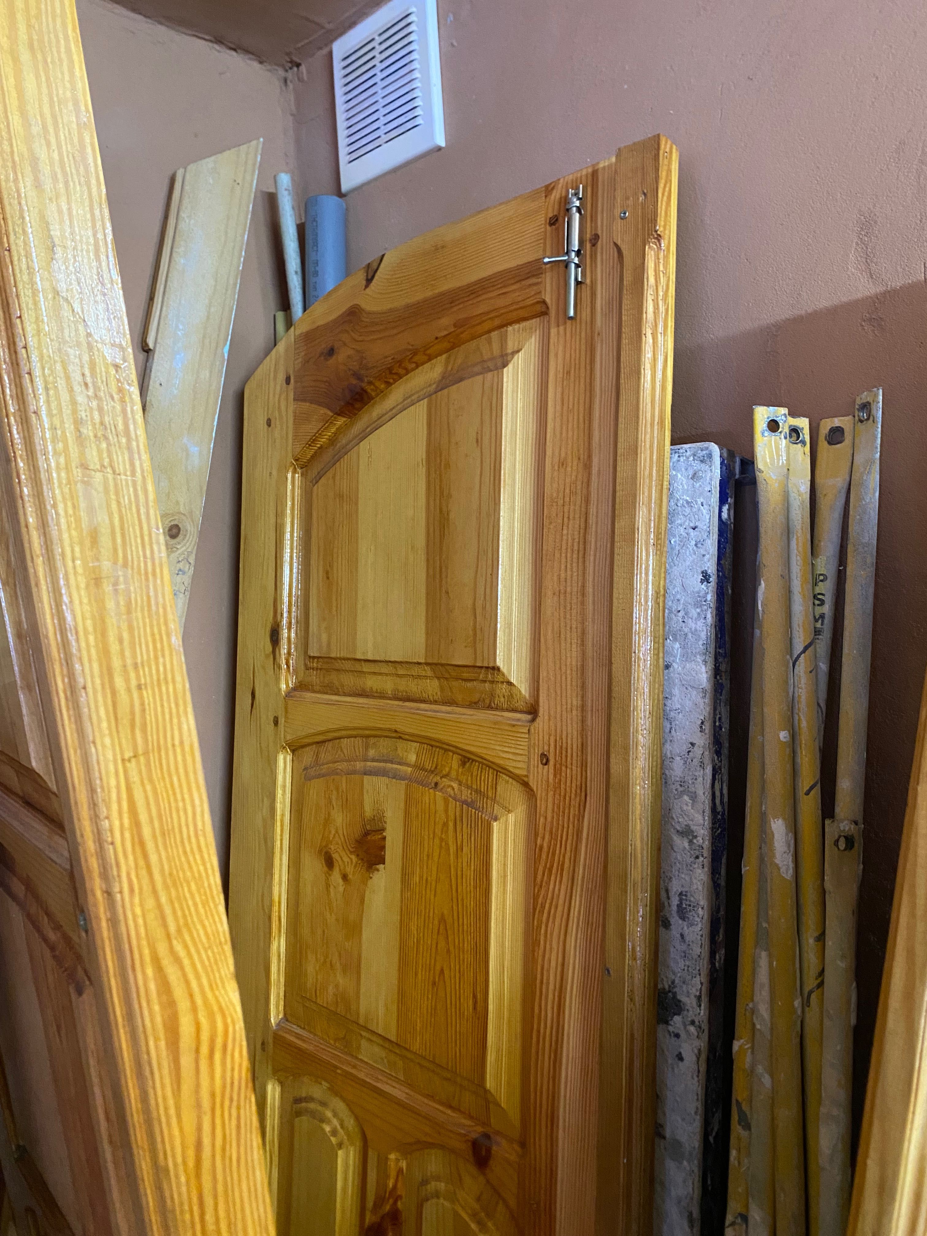 Продам вхідні соснові двері