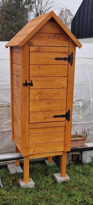 Wędzarnia ogrodowa drewniana.