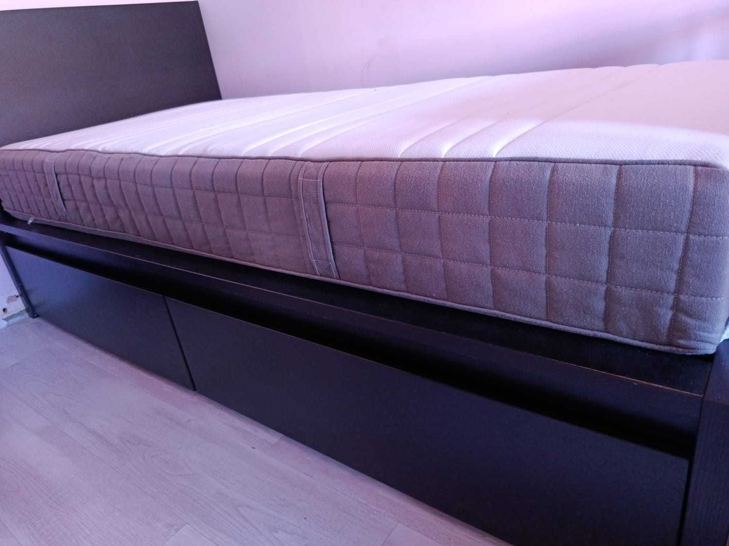 Cama de Solteiro Ikea Malm com colchão e móvel de cabeceira