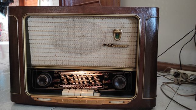 Radio antigo a válvulas Grundig 2033/56 3d Klang