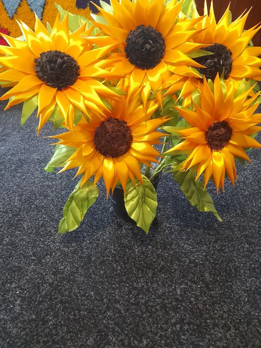 Соняшник з атласних стрічок