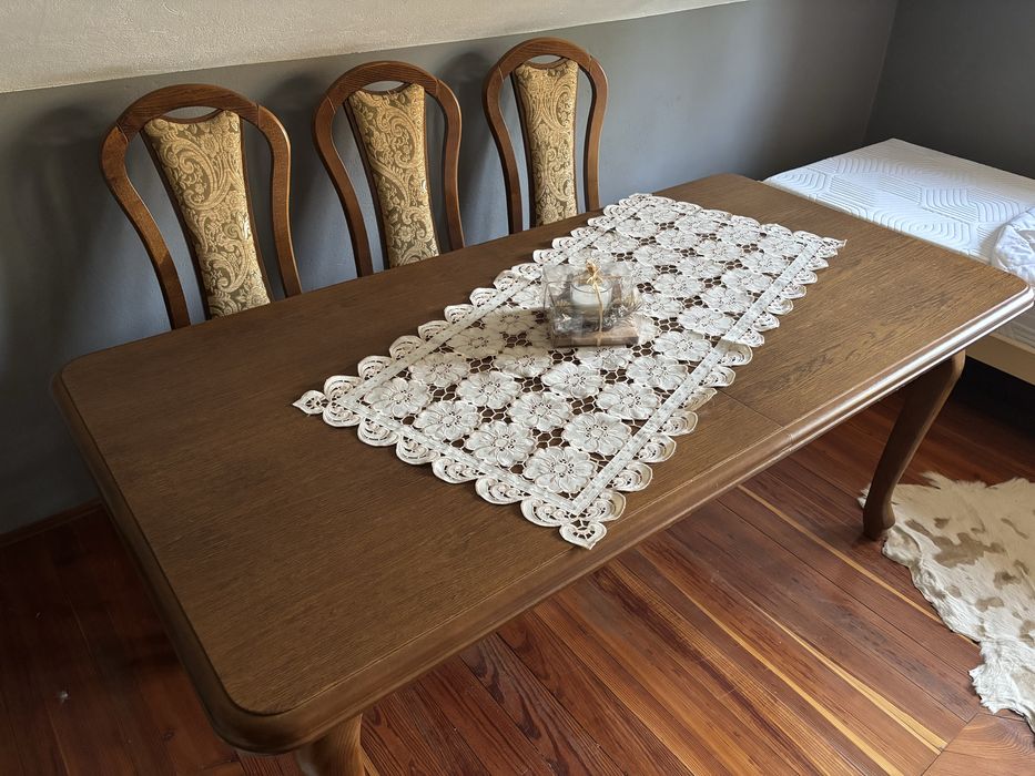 Solidny stół, zestaw z krzeslami