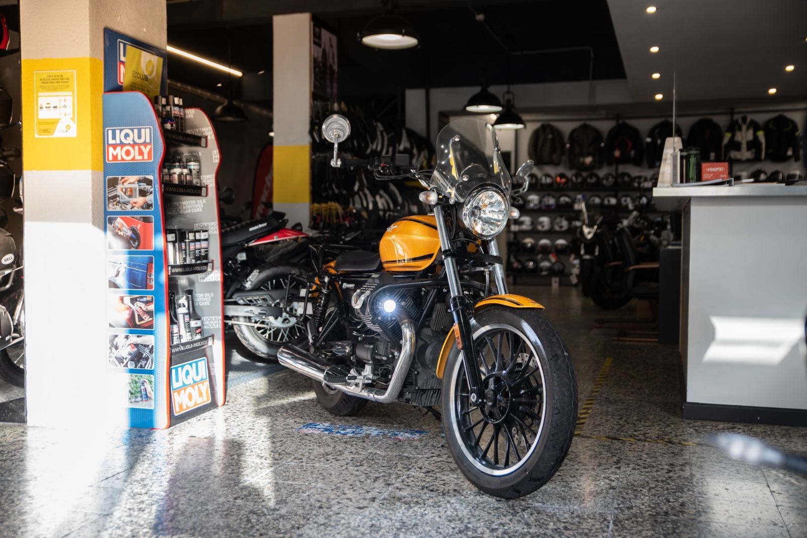 Moto Guzzi V9 Roamer de 2019 Impecável com Extras