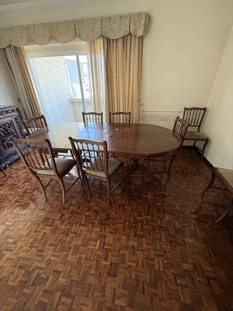 Mesa em madeira com pes dourados