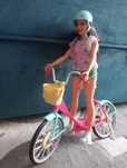 Lalka barbie na rowerze