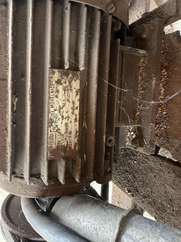 Piła stacjonarna do cięcia metalu lub drewna