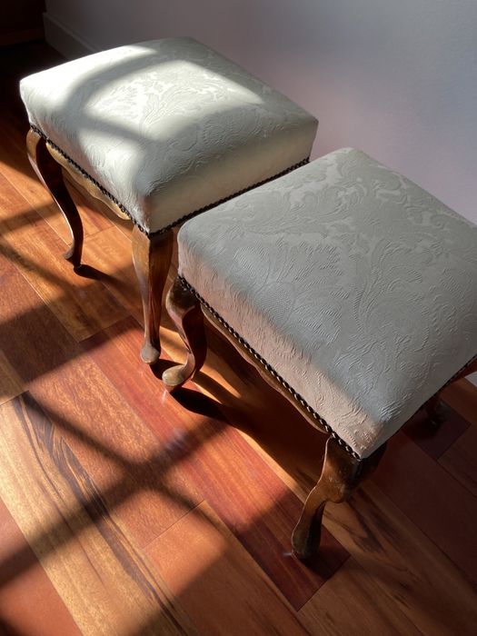 Dwa stare Stołki tapicerowane