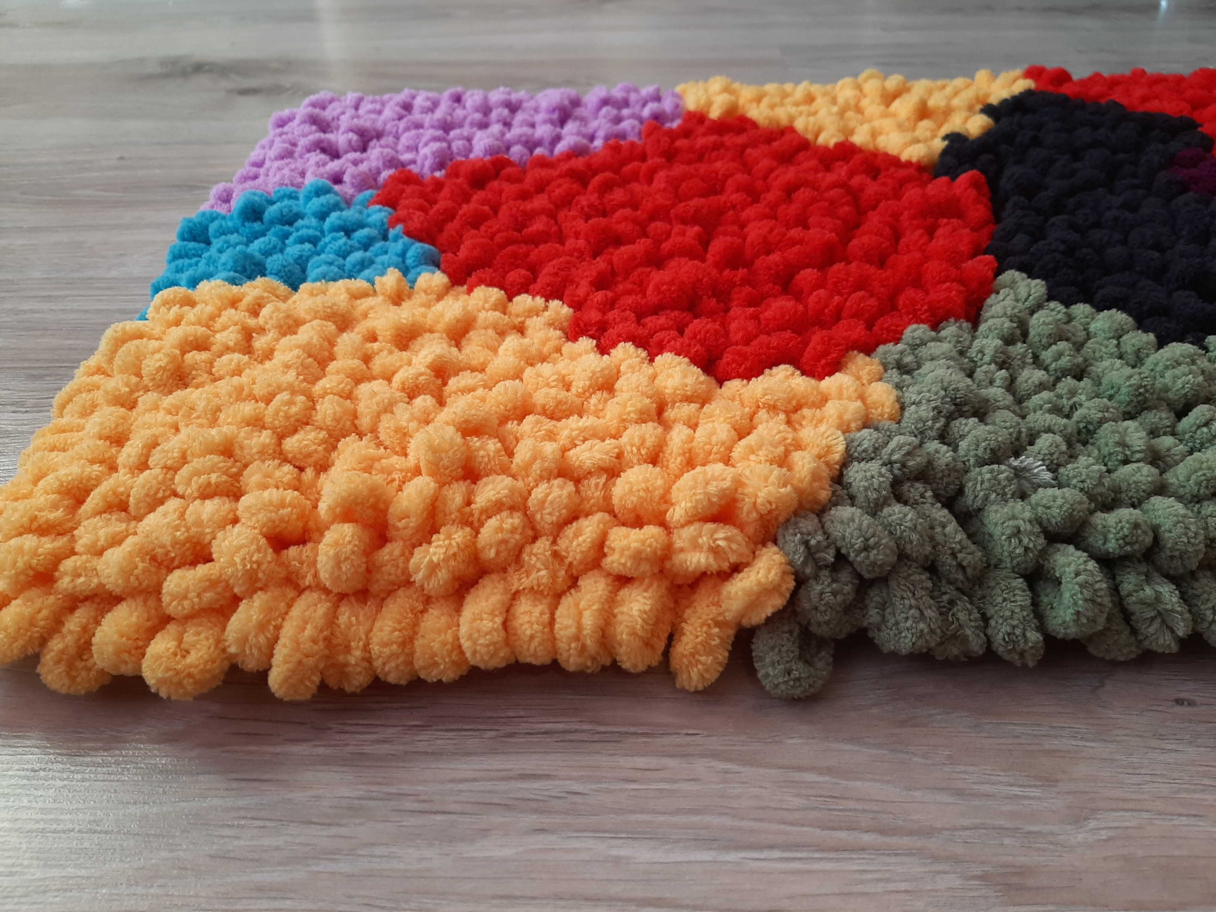 Kolorowy puchaty dywanik z włóczki handmade