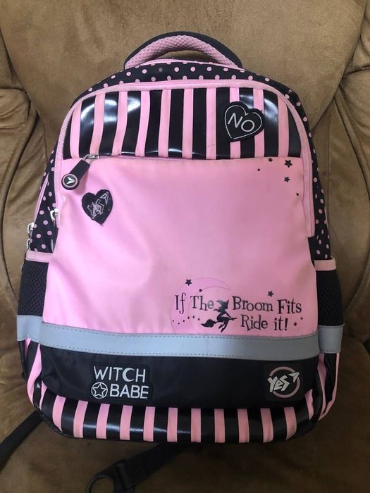 Продам шкільні портфелі