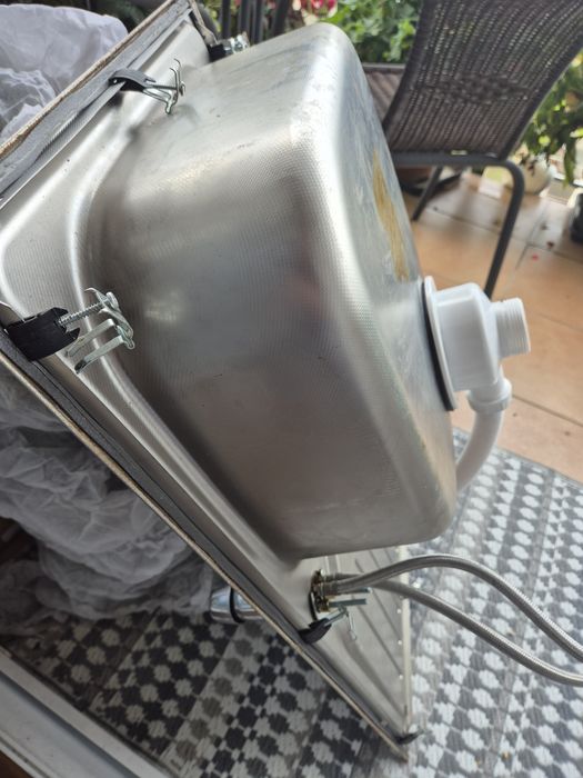 Zlew jednokomorowy stalowy z bateria .