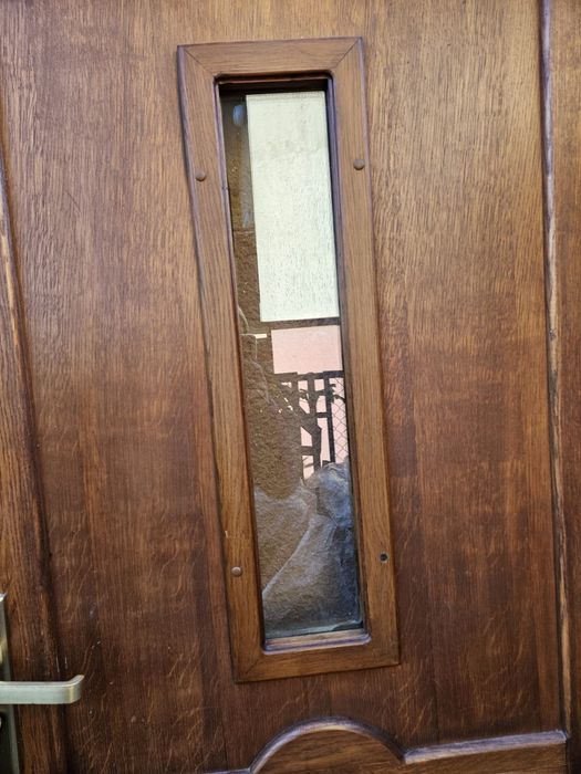 Drzwi drewniane z demontażu – solidne, z oknem, w bardzo dobrym stanie