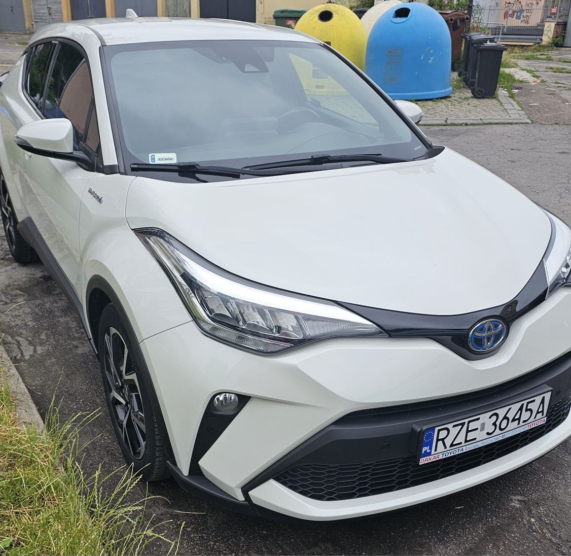 Toyota C-HR style 1.8 hybryda biała perła po leasingu