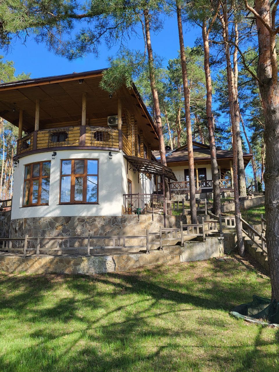 Будинок біля води серед соснового лісу