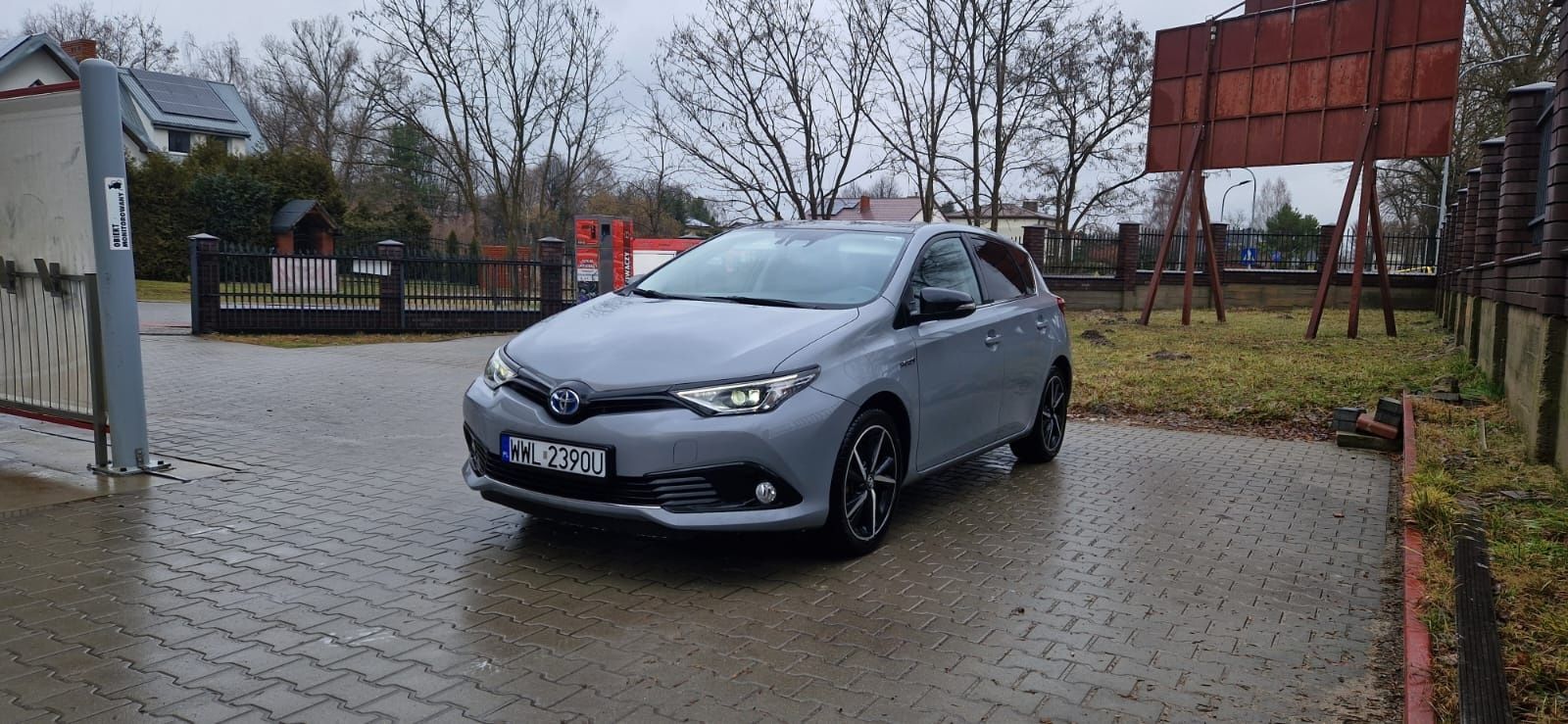 Toyota Auris Selection 1.8 Hybryda 136KM