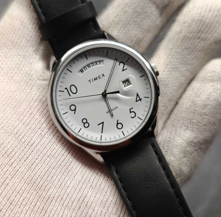 Elegancki zegarek męski Timex Classic z datownikiem i dniem tygodnia