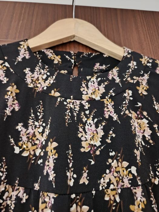 Czarna bluzka z kwiatowym motywem r. XL/XXL 42/44
