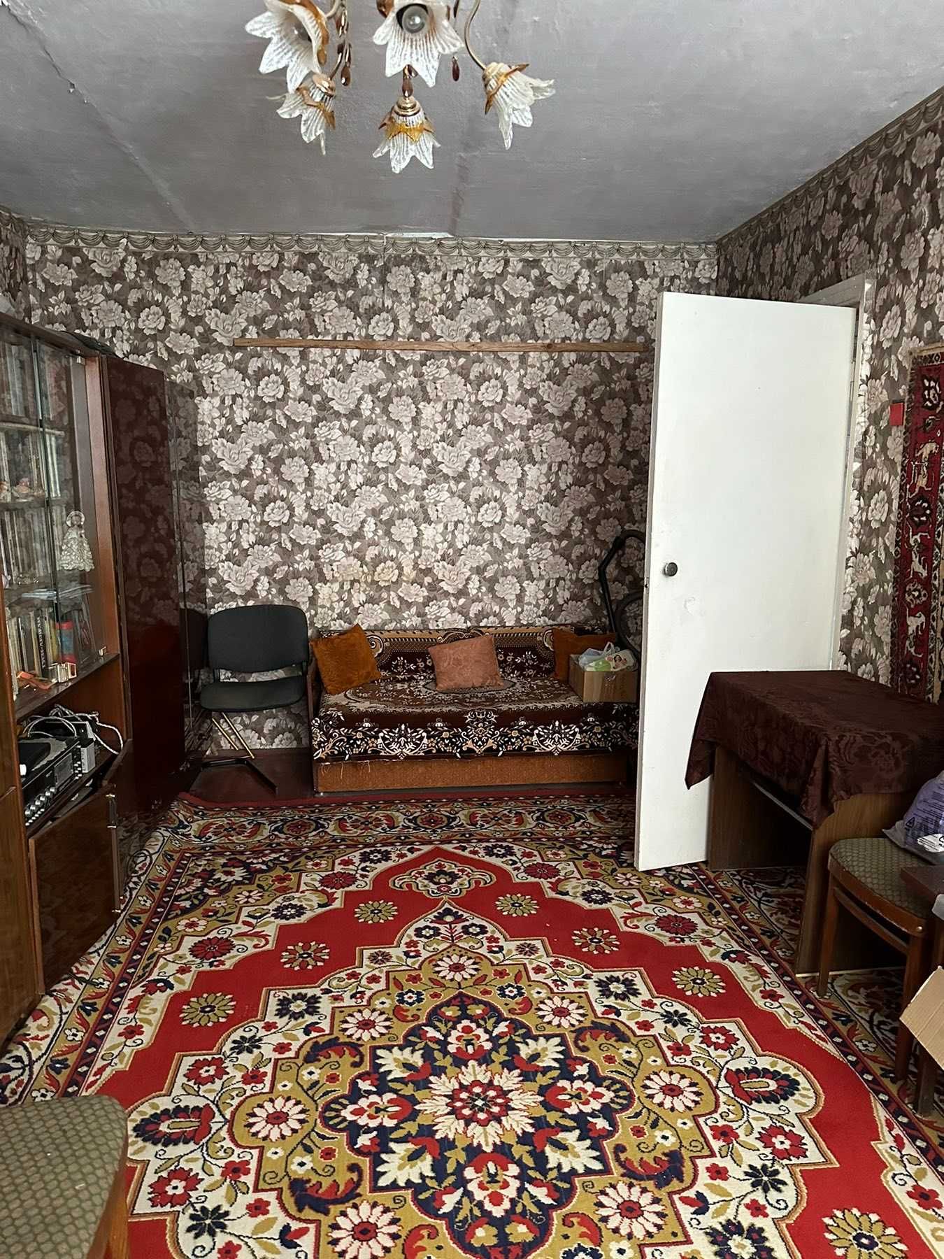Квартира 2-х кімнатна+гараж біля будинку