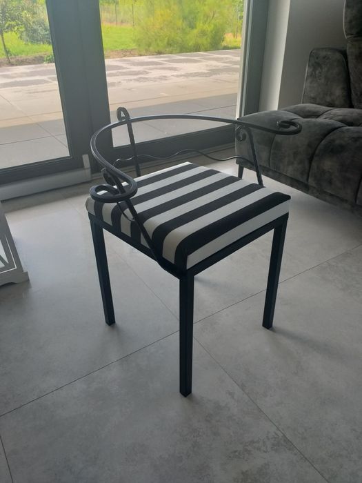 Ozdobne i eleganckie krzesło metalowe