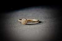 Złoty pierścionek zaręczynowy z diamentami YES