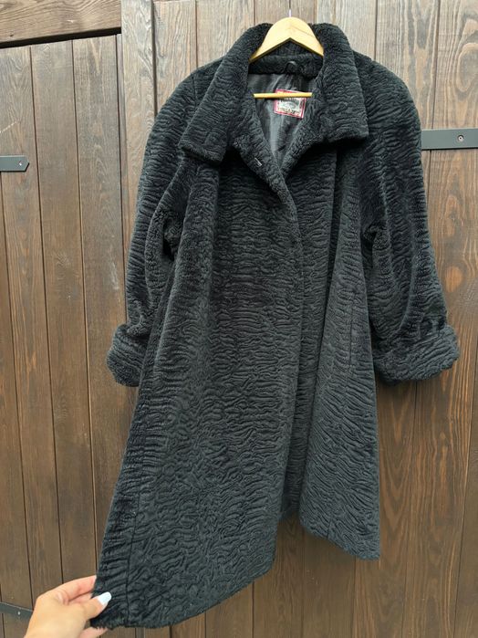 Czarny płaszcz z karakuł Pelicanino futro