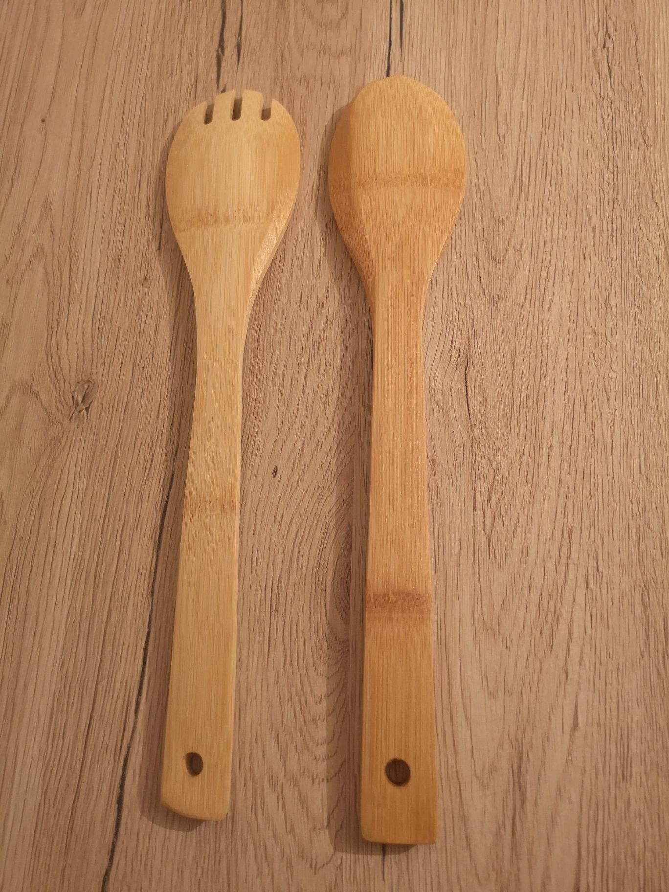 Łyżka i widelec drewniane do sałatki