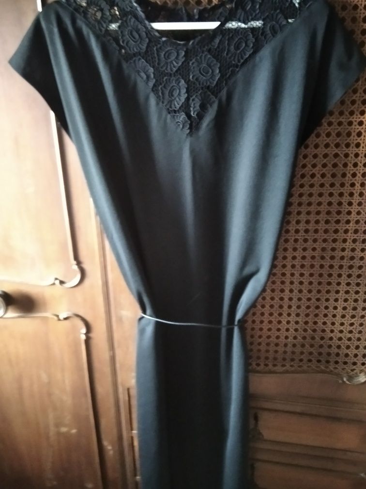 Piękna czarna sukienka z gipiura