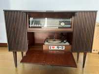 Móvel rádio gira-discos vintage