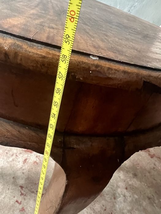 Mesinha antiga em bom estado