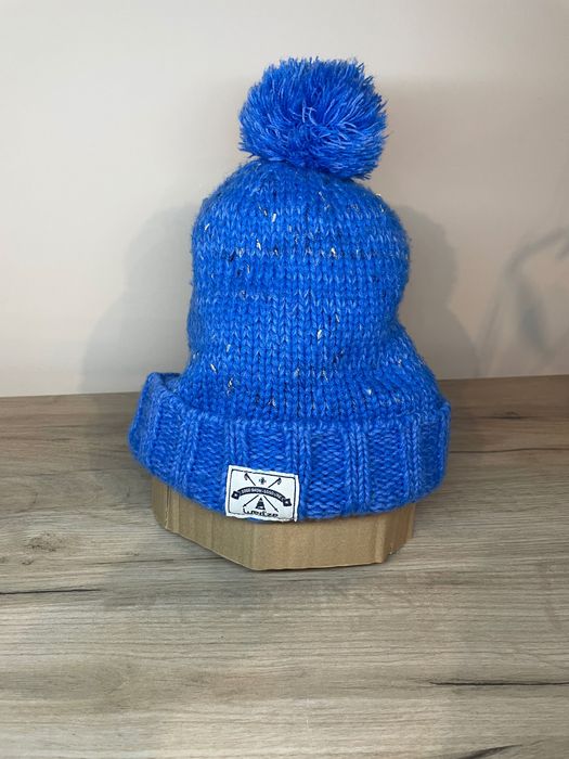Niebieska czapka zimowa z pomponem Wed'ze – miękka, ciepła, jak nowa