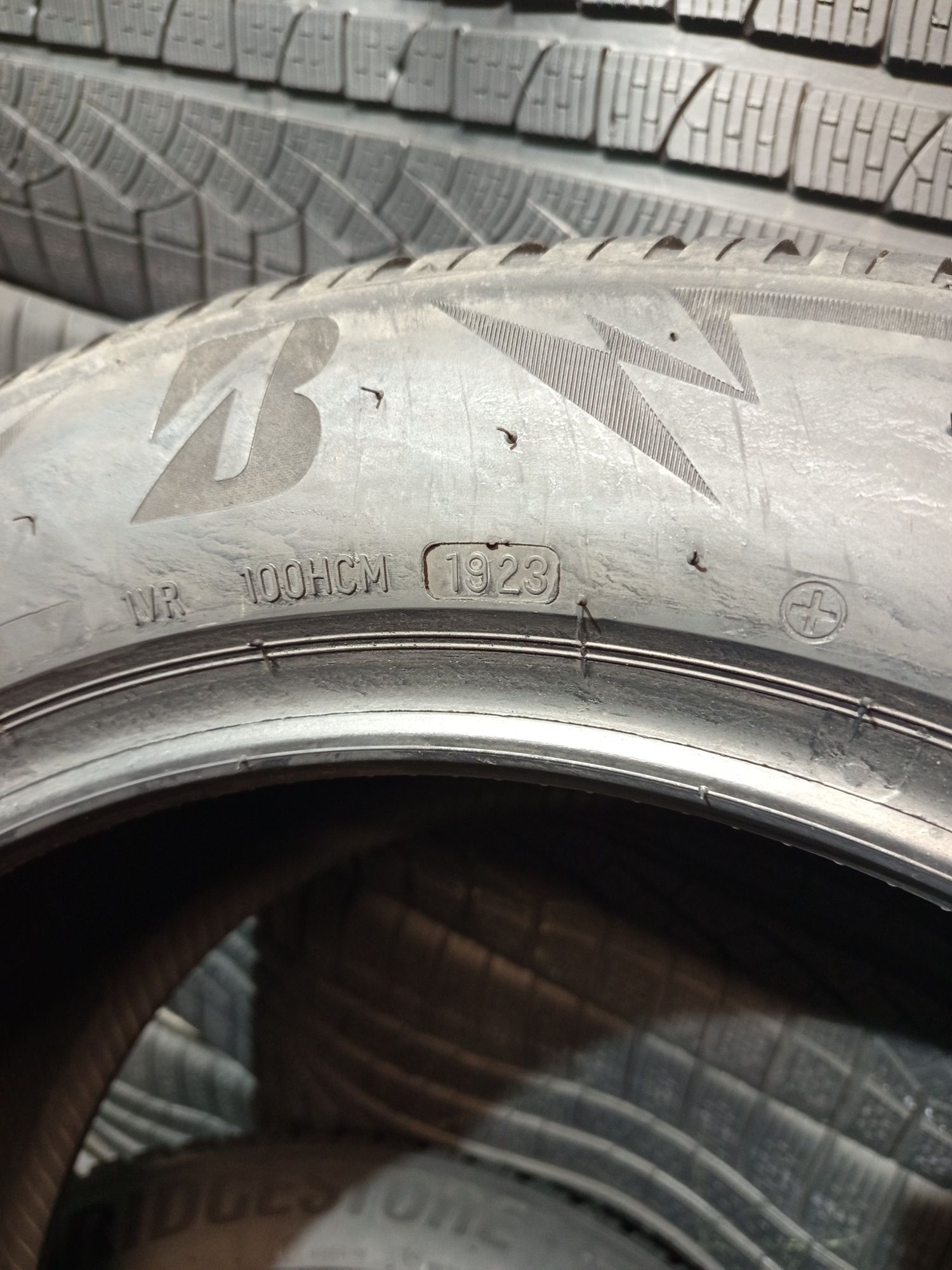 255/50R19 Bridgestone Blizzak Lm005