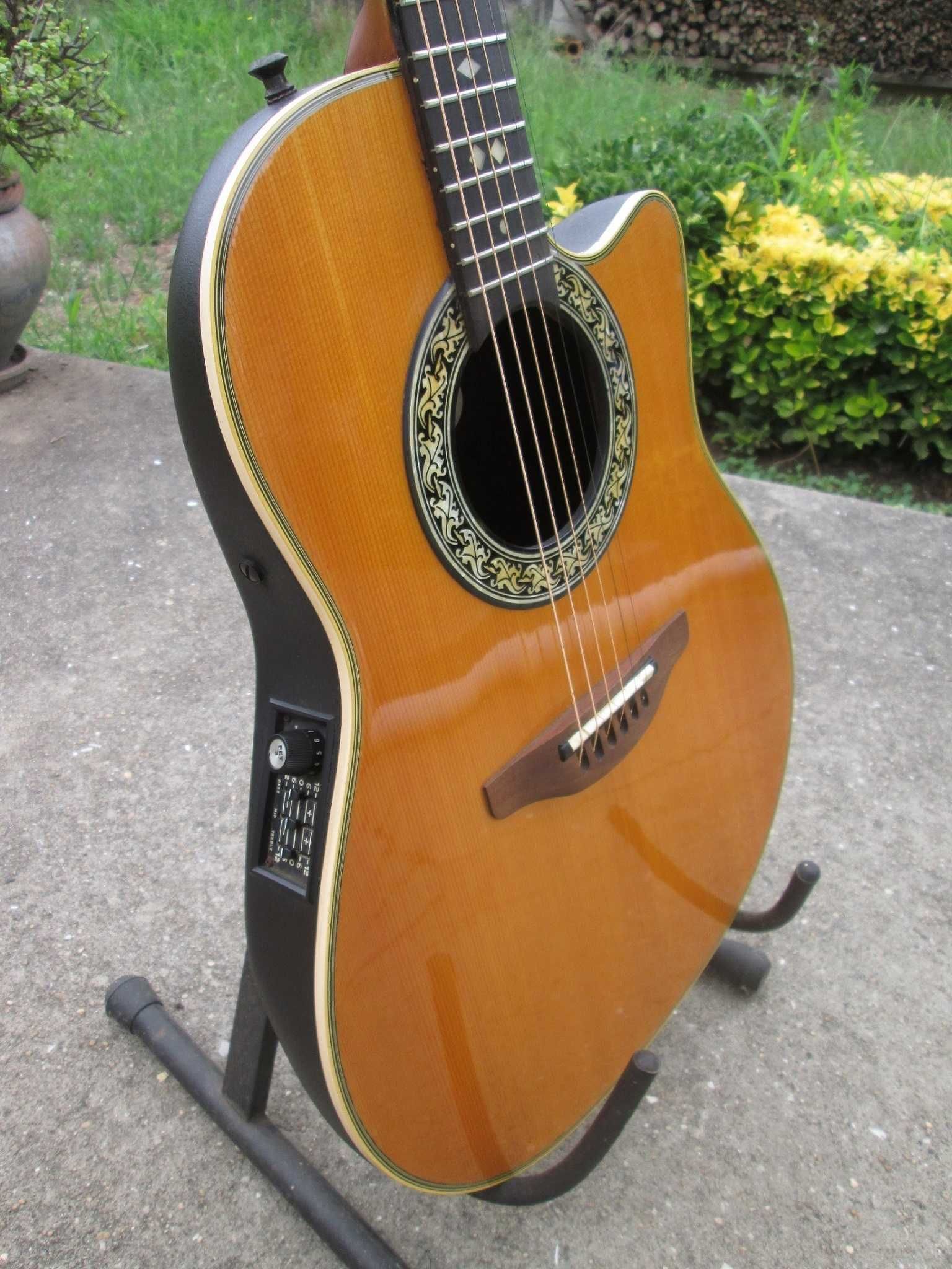 Guitarra eletroacústica Ovation 1862 Custom Ballader com estojo
