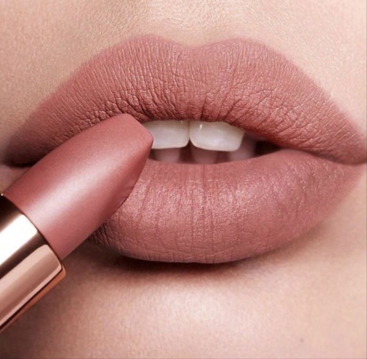 Помада Charlotte Tilbury matte revolution pillow talk