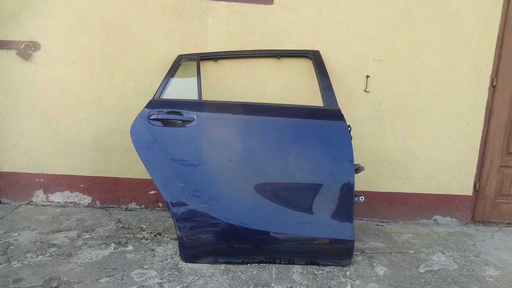 Toyota verso 09-118  drzwi tył prawe kompletne kol 8S6