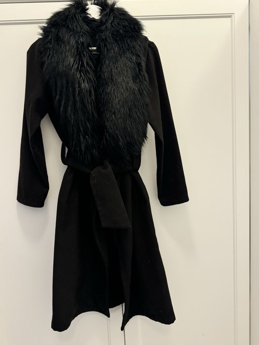 Czarny płaszcz XS Sheila ze sztucznym futrem