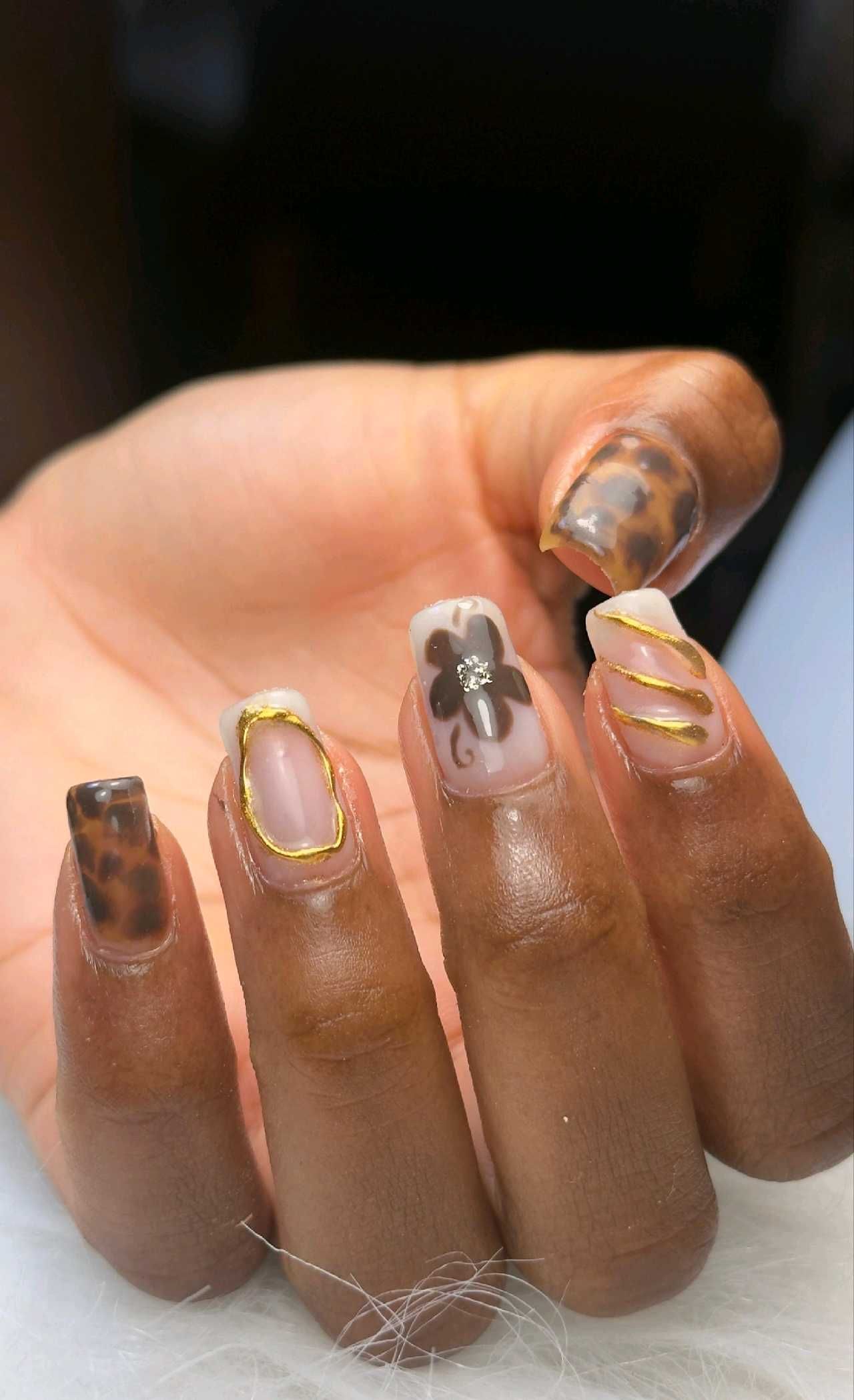 Extensão em gel e nail arts