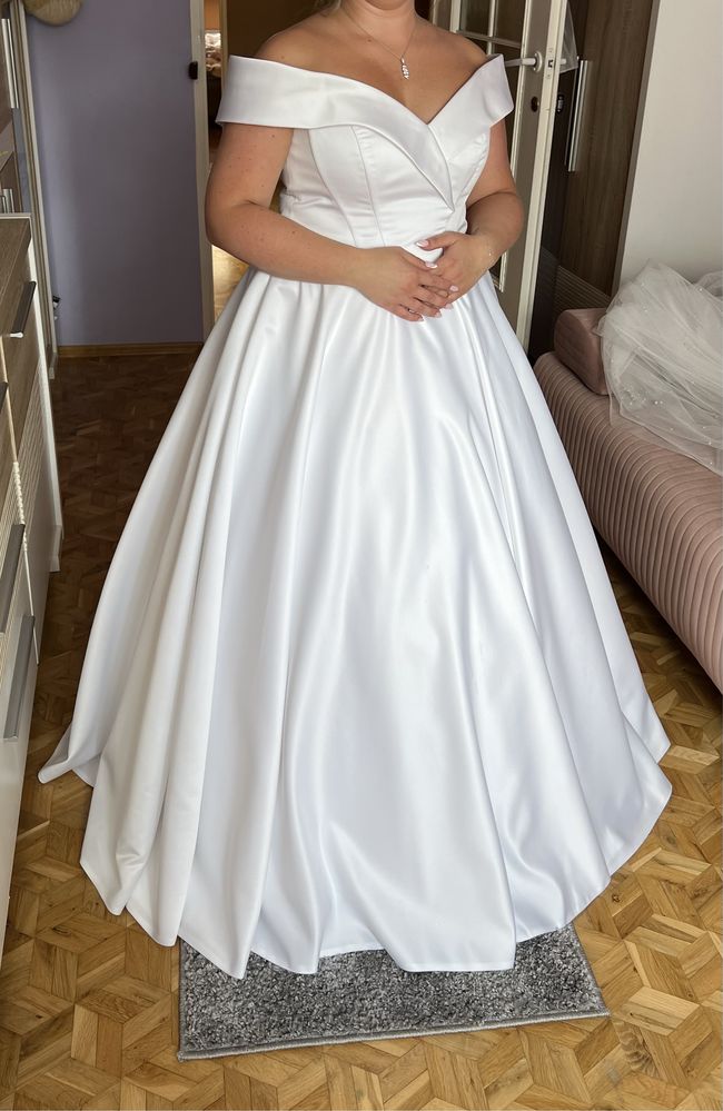 Biala satynowa suknia slubna