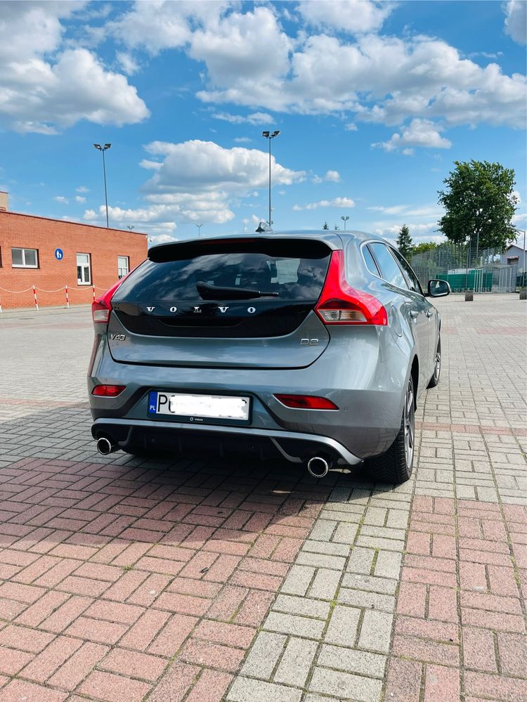 Volvo V40 D2 R-Design • 2016 •