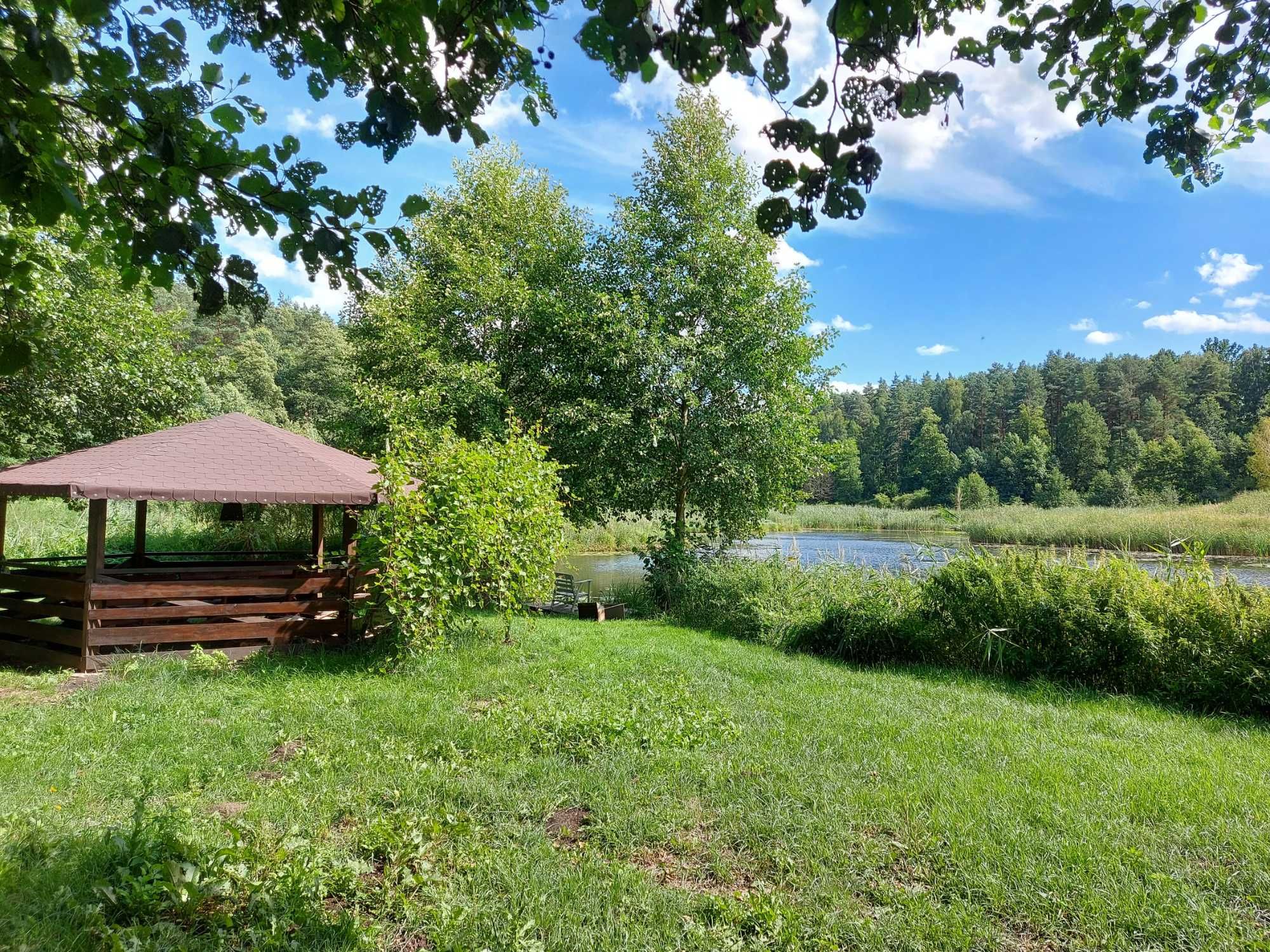 Domek nad jeziorem własna linia brzegowa pomost rower wodny kajak.