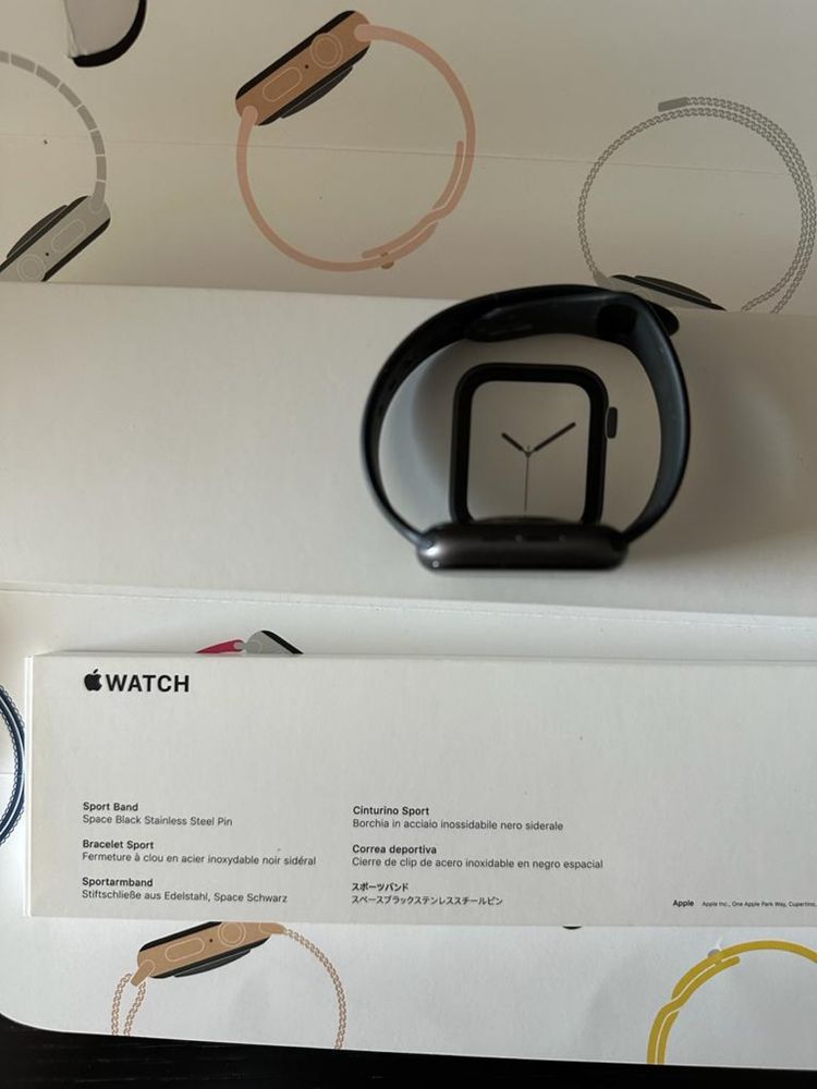 Apple Watch Série 4 44mm - Space Gray Aluminium Case Black Sport Band