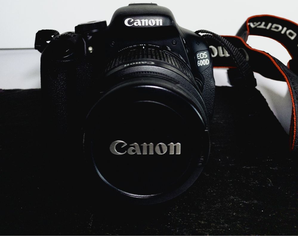 Дзеркальний фотоаппарат Canon EOS 600 D