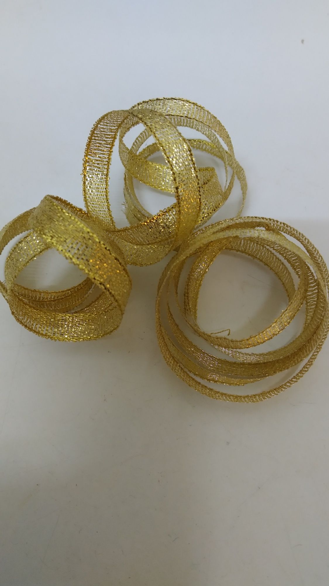 Fitas para aplicar em dourado e carrinho de linhas dourado