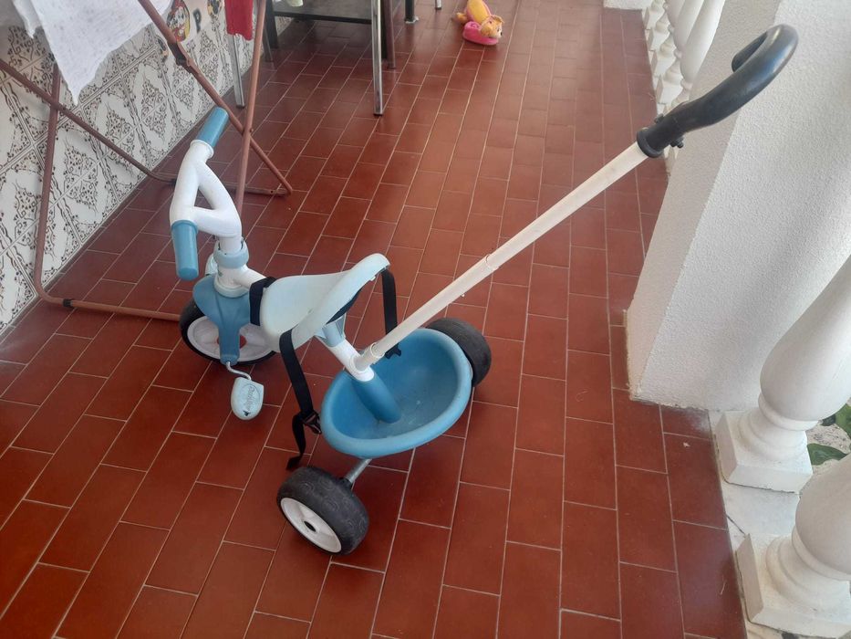 Triciclo de criança c/pega