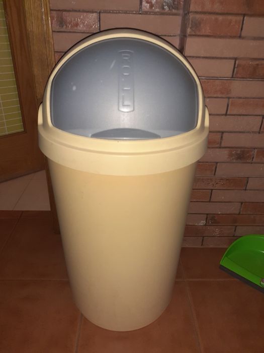 Caixote do lixo alto em plastico rijo usado amarelo